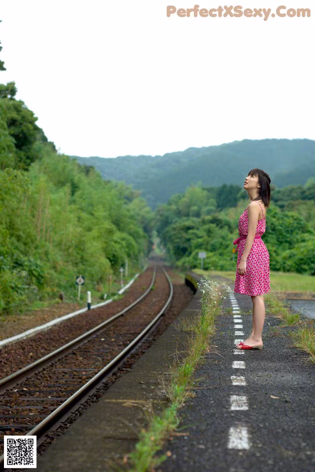 Erina Mano - Kising Anklet Pics